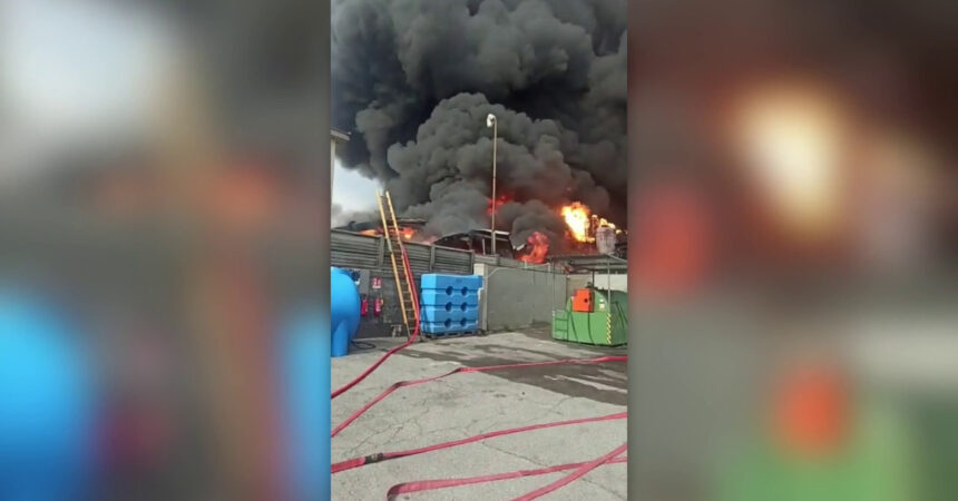 San Giuliano Milanese, Maxi incendio in azienda chimica. Alcuni feriti
