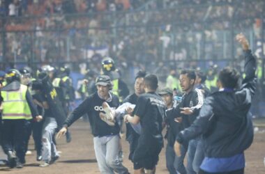Tragedia allo stadio in Indonesia, si riduce a un centinaio il bilancio delle vittime