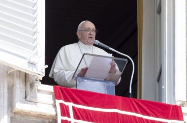 Papa “L’esclusione dei migranti è schifosa e criminale”