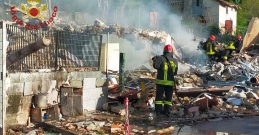 Esplosione in una palazzina a Lucca, una vittima