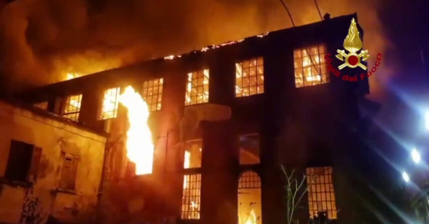 Incendio in un fabbricato diabitato nel comasco
