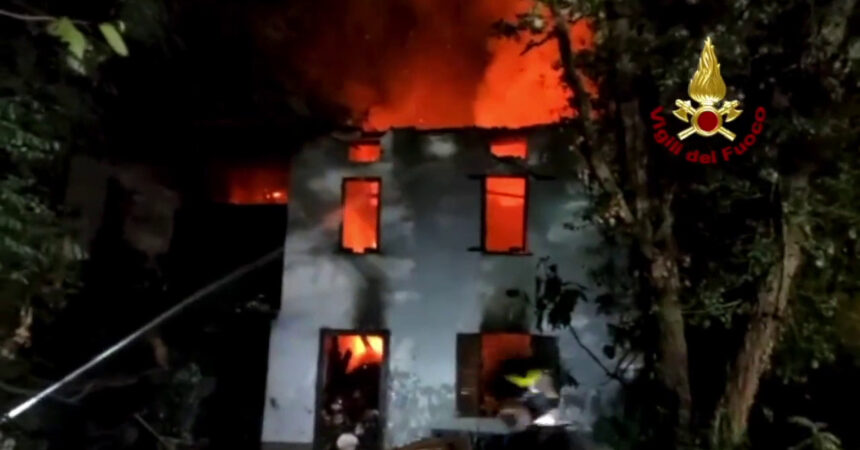 Vigili del Fuoco spengono incendio in un casale nel Lodigiano