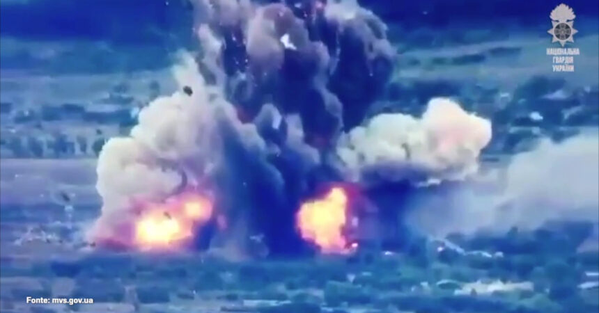 I militari ucraini fanno esplodere un deposito russo di munizioni