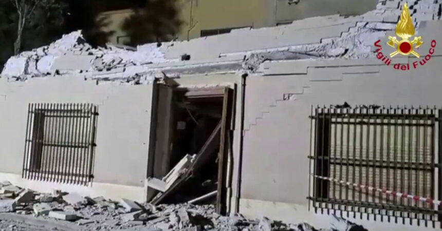 Crolla edificio all’università di Cagliari, le immagini dei soccorsi