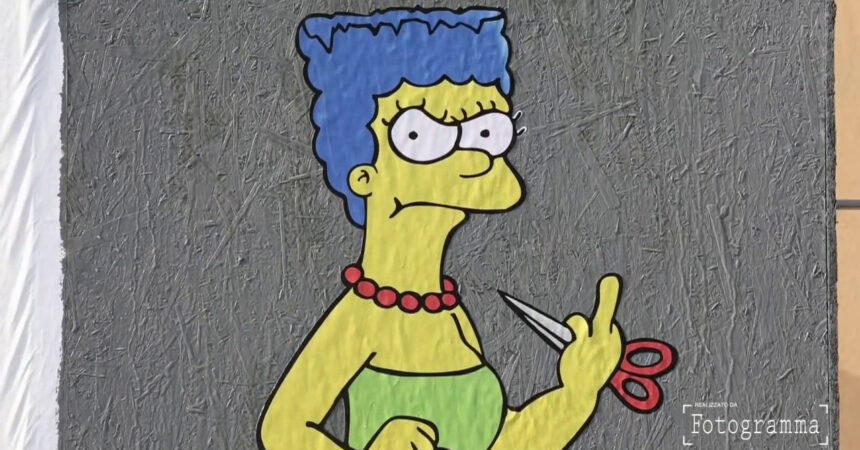 A Milano riappare il murale di Marge Simpson che si taglia i capelli