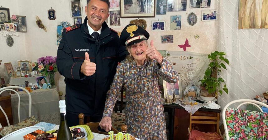 Parenti bloccati dal maltempo, a Favignana zia Rosina festeggia i 101 anni con i carabinieri