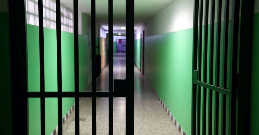 Evasione dal carcere di Milano, si costituisce uno dei 5 ancora in fuga