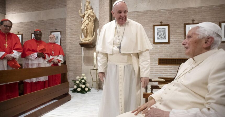 Papa Francesco chiede di pregare per Benedetto XVI. “E’ molto malato”