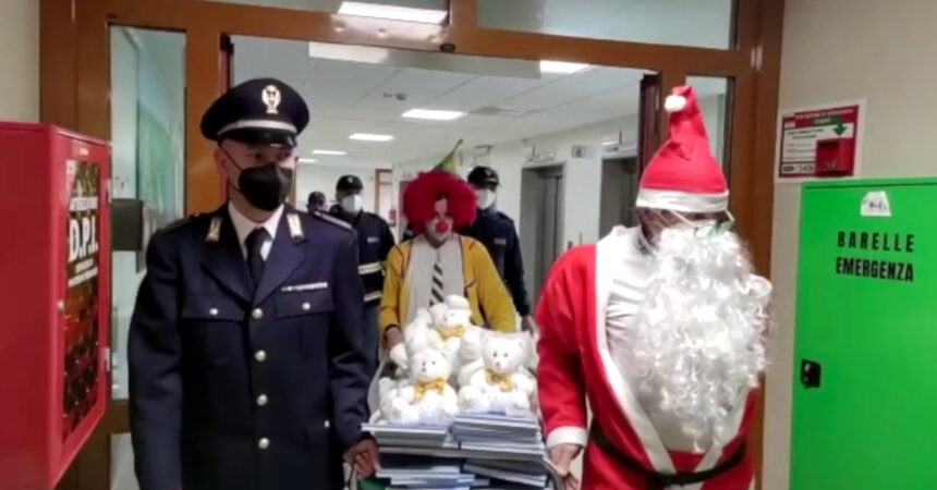 Polizia consegna doni Natale ai bimbi dell’ospedale Sant’Andrea a Roma