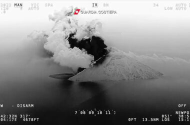 Eruzione Stromboli, l’aereo della Guardia costiera sorvola il vulcano