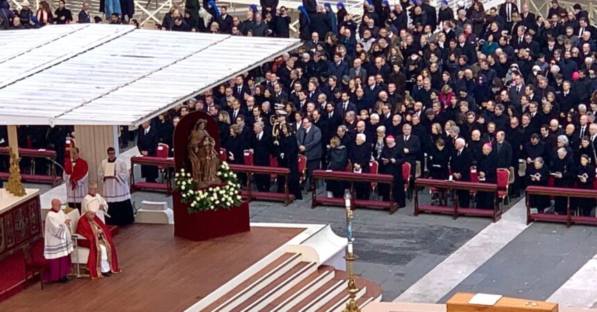 Oltre 50mila fedeli per l’ultimo saluto a Benedetto XVI “Santo subito”