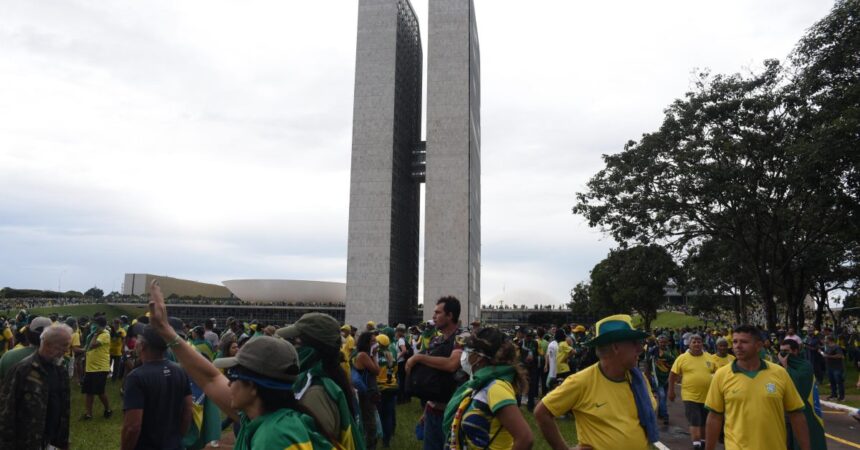 Sostenitori di Bolsonaro assaltano le istituzioni a Brasilia