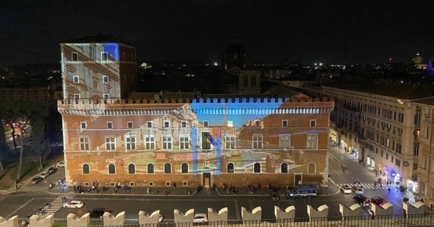 Palazzo Venezia si illumina con le foto di “Roma silenziosa bellezza”