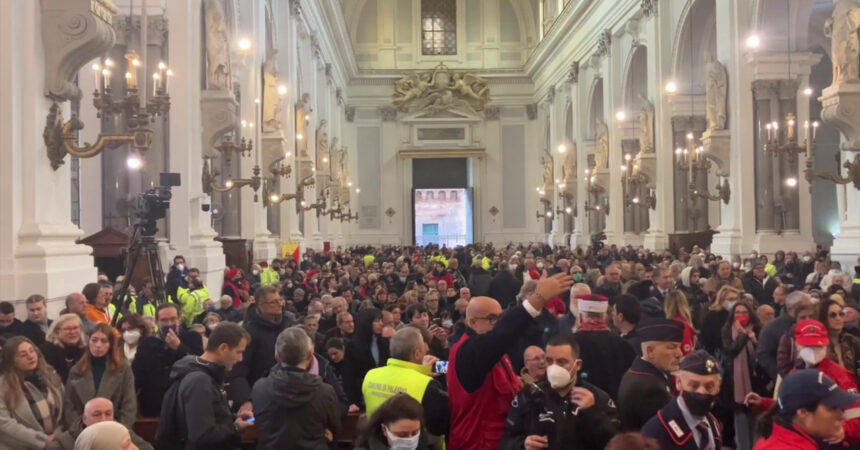 In migliaia a Palermo per l’ultimo saluto al missionario Biagio Conte