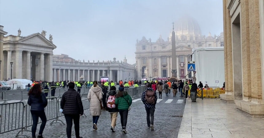 Addio a Benedetto XVI, i fedeli “Ha cambiato le sorti della Chiesa”