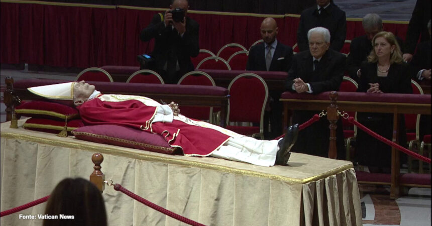 L’omaggio di Sergio Mattarella a Benedetto XVI, le immagini