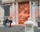 Ambientalisti lanciano vernice arancione su facciata di Palazzo Madama