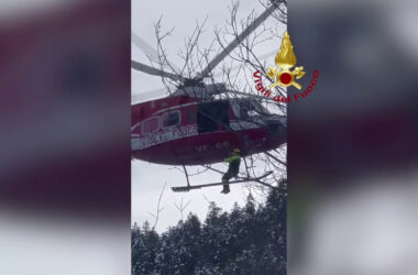 Intervento in elicottero per salvare automobilisti in fondo a scarpata