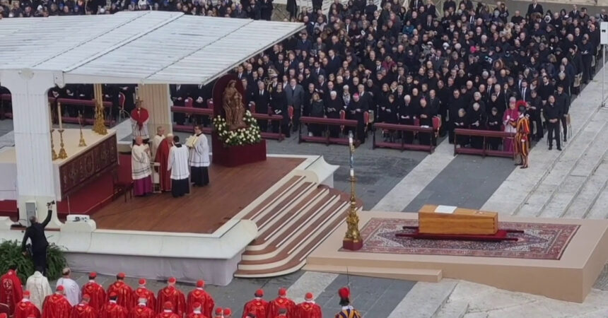 Funerali Benedetto XVI, il coro dei fedeli: “Santo subito”