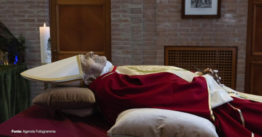 Benedetto XVI, la salma a San Pietro: visita di Mattarella e Meloni