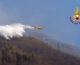 Due canadair in azione per incendio boschivo sul Monteossolano