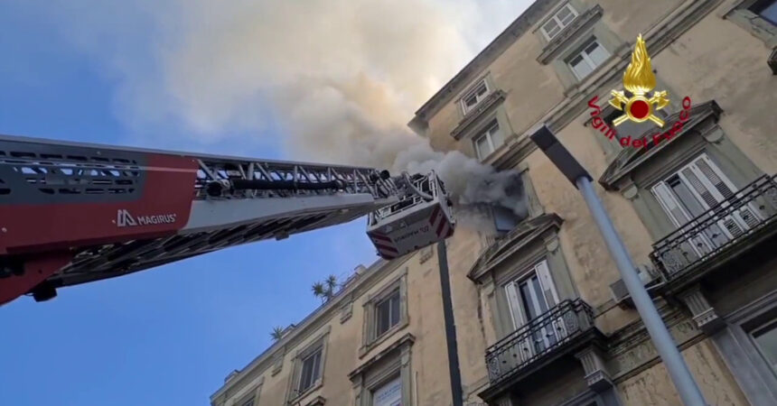 Incendio in un appartamento a Napoli, soccorse tre persone