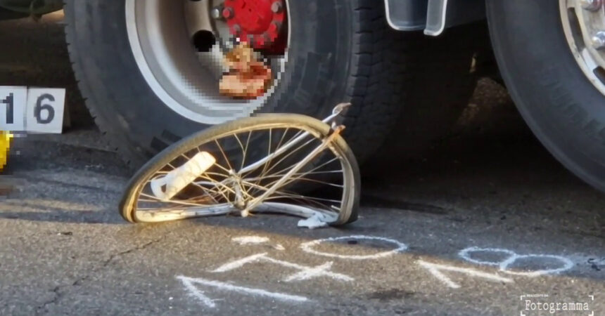 Donna in bicicletta muore a Milano travolta da un tir, le immagini