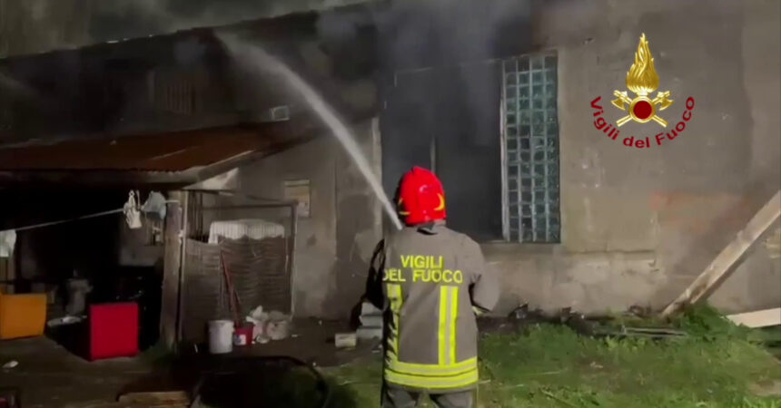 Pescara, incendio distrugge una struttura abbandonata