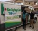 Parte furgone con un migliaio di scarpe da donare ai migranti a Lampedusa