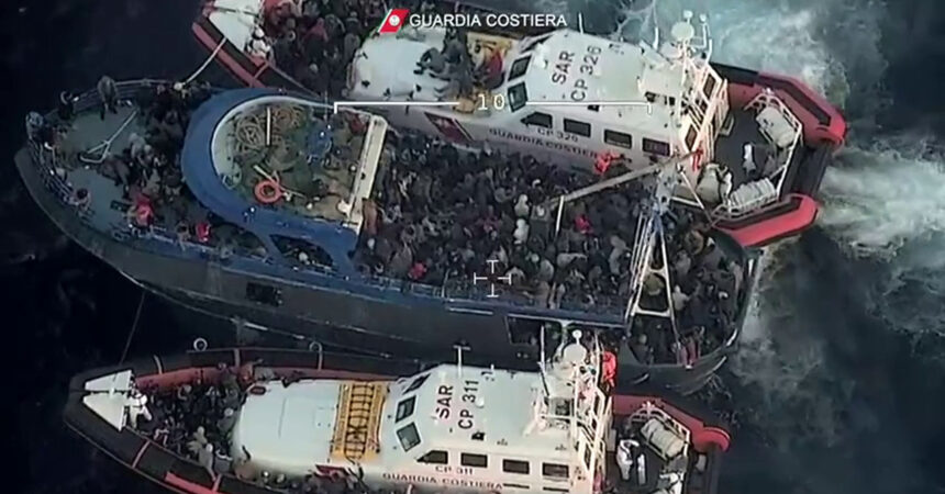 Guardia Costiera soccorre due pescherecci con migranti nel mar Ionio