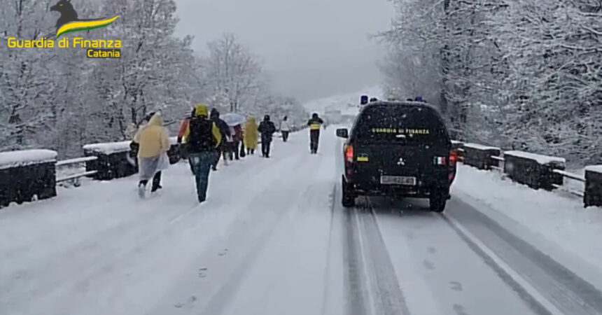 Pullman di turisti bloccato dalla neve sull’Etna, video dei soccorsi