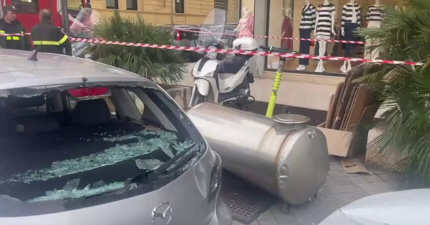 Scaldabagno giù da un balcone, sfiorata tragedia nel centro di Palermo