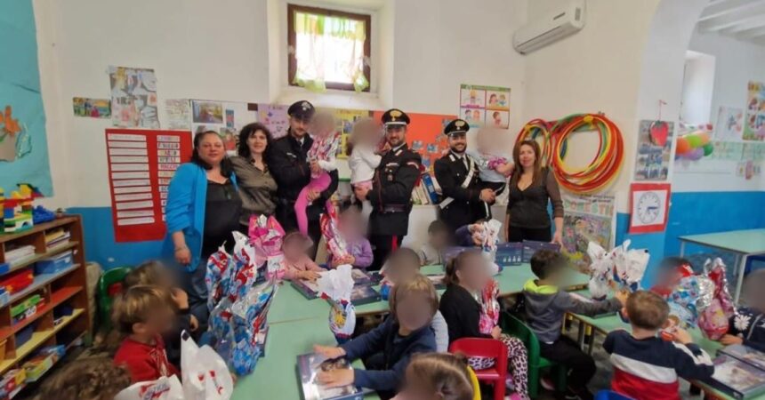 I Carabinieri donano regali e uova di Pasqua agli alunni di Stromboli