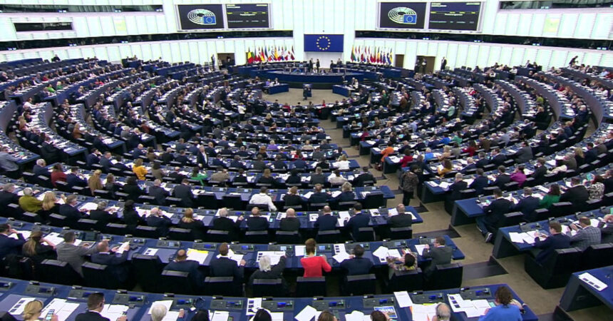 Clima, il Parlamento Europeo approva la carbon tax