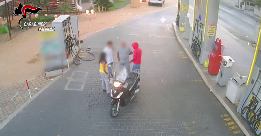 Rapinano distributore di carburanti a Palermo, arrestati due giovani