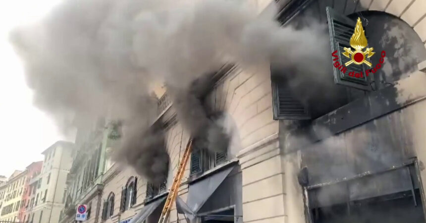 Densa nuvola di fumo per un incendio in un negozio a Genova