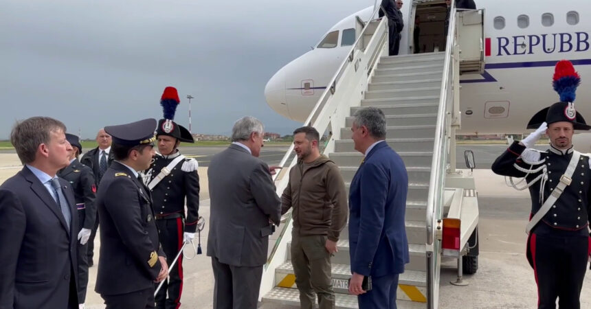 Zelensky in visita a Roma, l’arrivo all’aeroporto di Ciampino