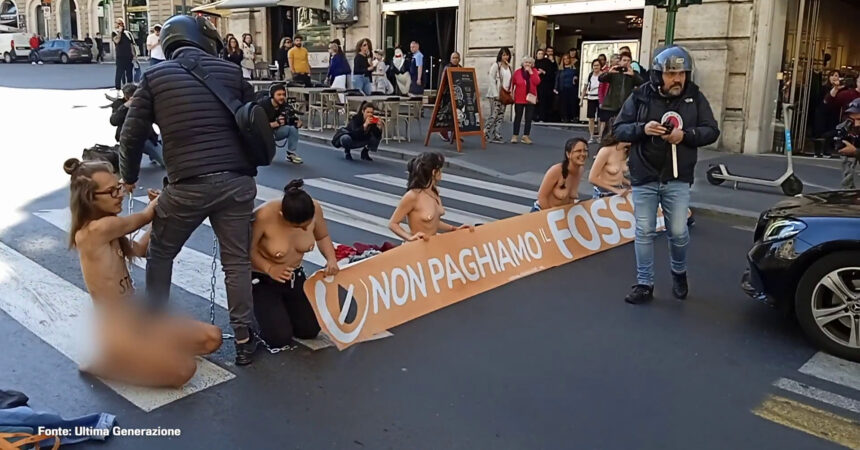 Roma, a seno nudo per l’ambiente. Protesta di Ultima Generazione