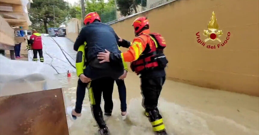 Operaio bloccato a Riccione per il maltempo, le immagini del soccorso