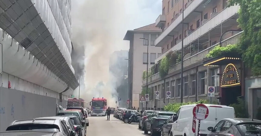 Esplosione in centro a Milano, le immagini