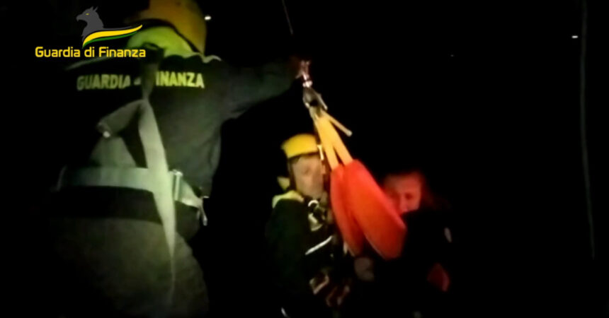 Maltempo in Emilia Romagna, elicottero Gdf salva dieci persone