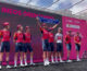Giro d’Italia, Ganna sul palco con la sciarpa del Napoli
