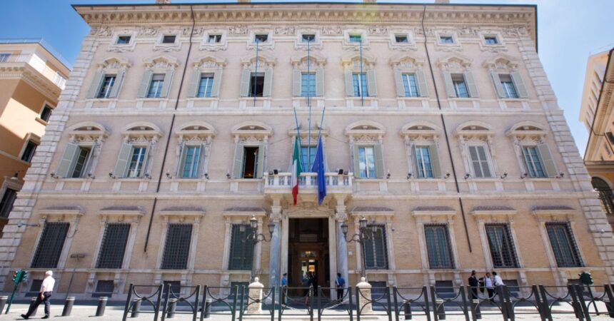 Bandiere a mezz’asta in Senato per Berlusconi