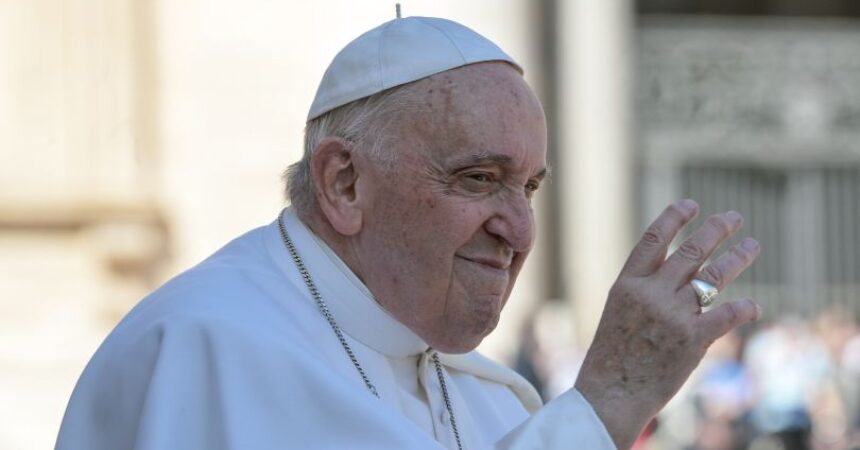 Il Papa chiede agli artisti di non dimenticare i poveri