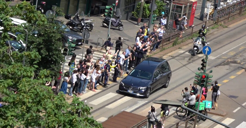 L’arrivo del feretro di Berlusconi a Milano per i funerali