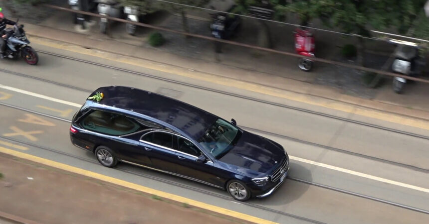 Berlusconi, il feretro in viaggio verso Arcore dopo i funerali