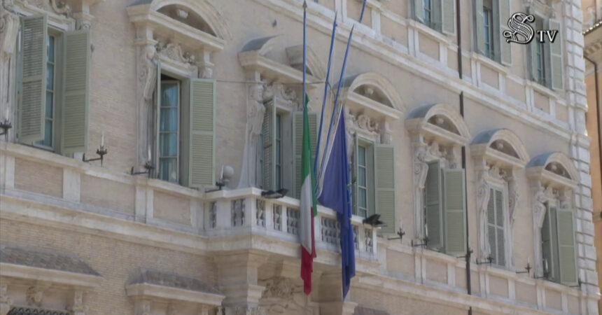 Berlusconi, bandiere a mezz’asta in Senato