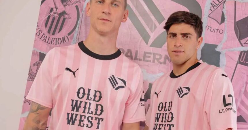 Due tonalità di rosa nella nuova maglia Puma del Palermo