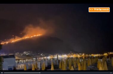 Notte di incendi a Palermo. Case minacciate da roghi, riapre l’aeroporto