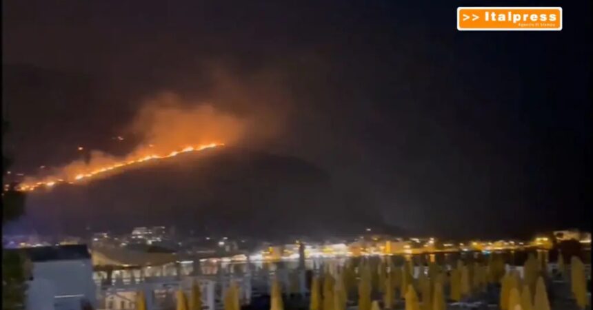 Notte di incendi a Palermo, case minacciate da roghi e chiuso aeroporto